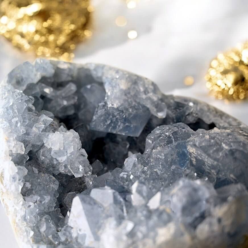 Himmelblaues Celestit-Cluster Herz – ein Symbol für Liebe und spirituelle Verbundenheit