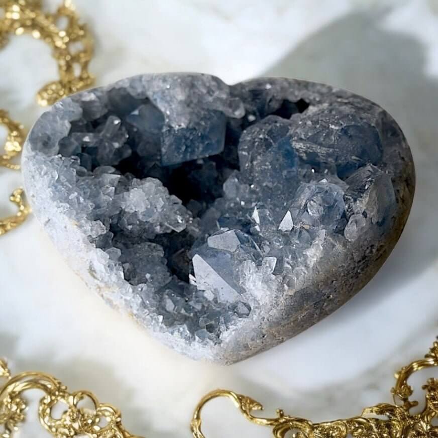 Himmelblaues Celestit-Cluster Herz – ein Symbol für Liebe und spirituelle Verbundenheit