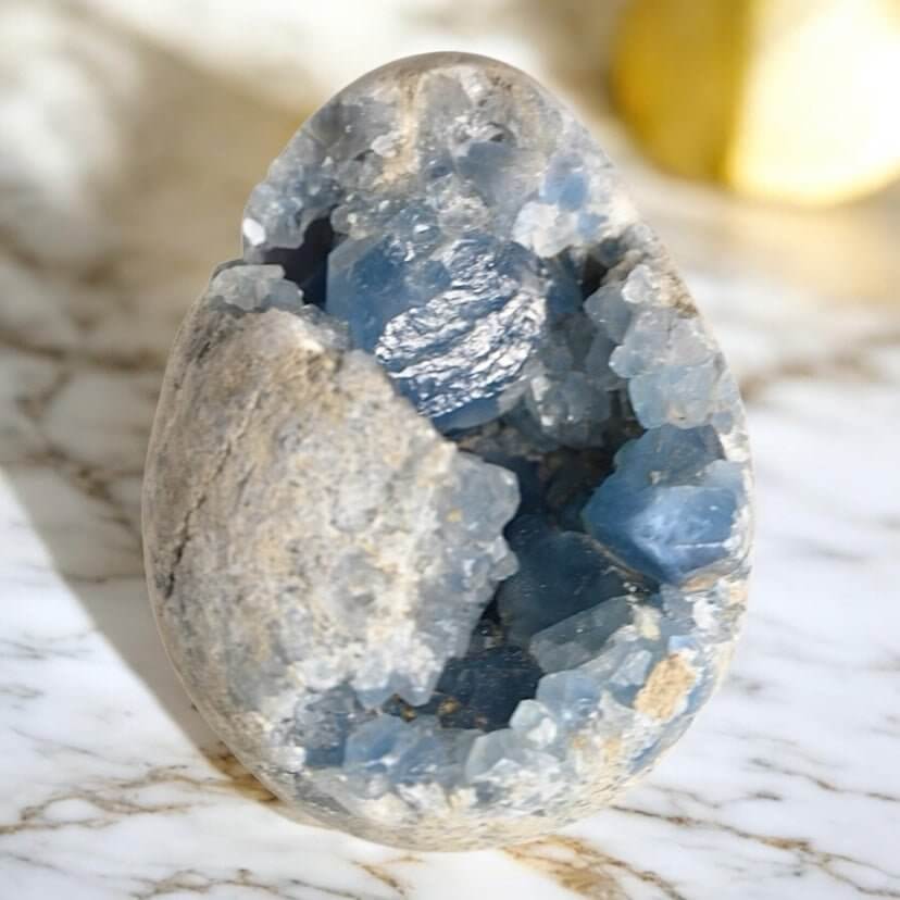 Ei aus himmelblauem Celestit-Cluster – Symbol für Harmonie, Neubeginn und Klarheit