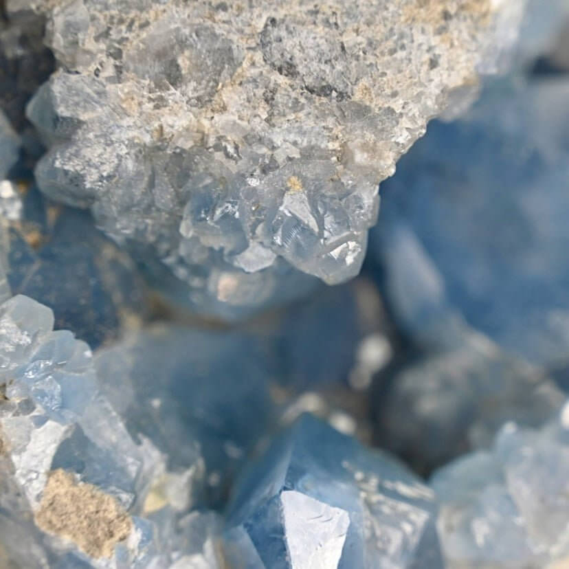 Ei aus himmelblauem Celestit-Cluster – Symbol für Harmonie, Neubeginn und Klarheit