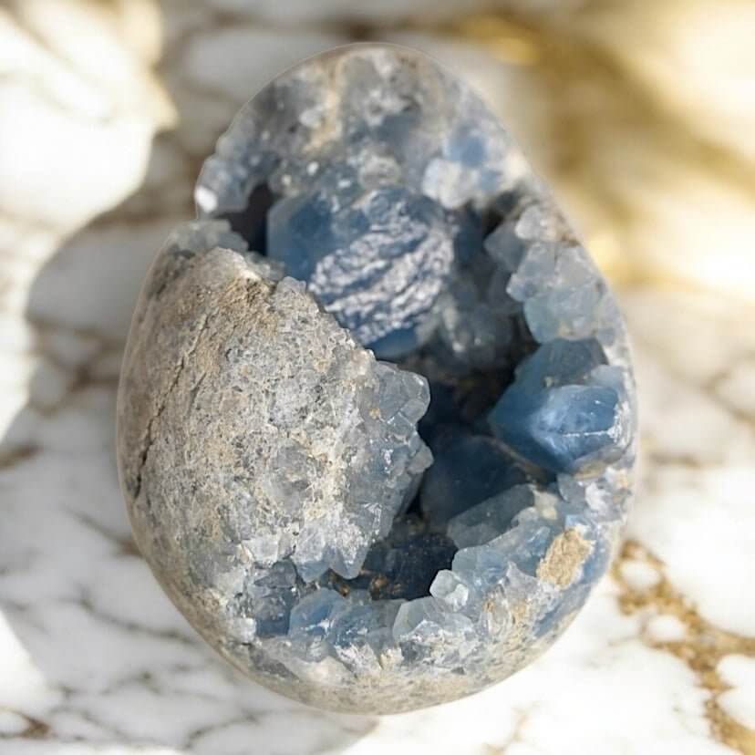 Ei aus himmelblauem Celestit-Cluster – Symbol für Harmonie, Neubeginn und Klarheit