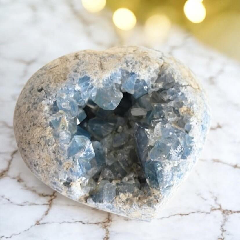 Celestit Kristall-Cluster in Herzform – zartes Himmelblau für innere Ruhe und Geborgenheit