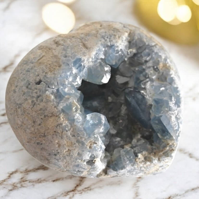 Celestit Kristall-Cluster in Herzform – zartes Himmelblau für innere Ruhe und Geborgenheit