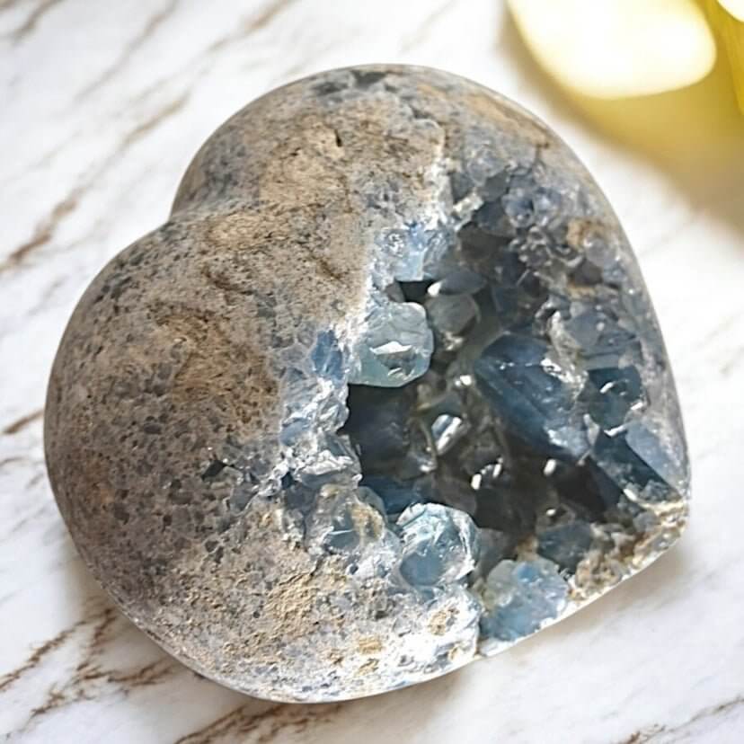 Celestit Kristall-Cluster in Herzform – zartes Himmelblau für innere Ruhe und Geborgenheit