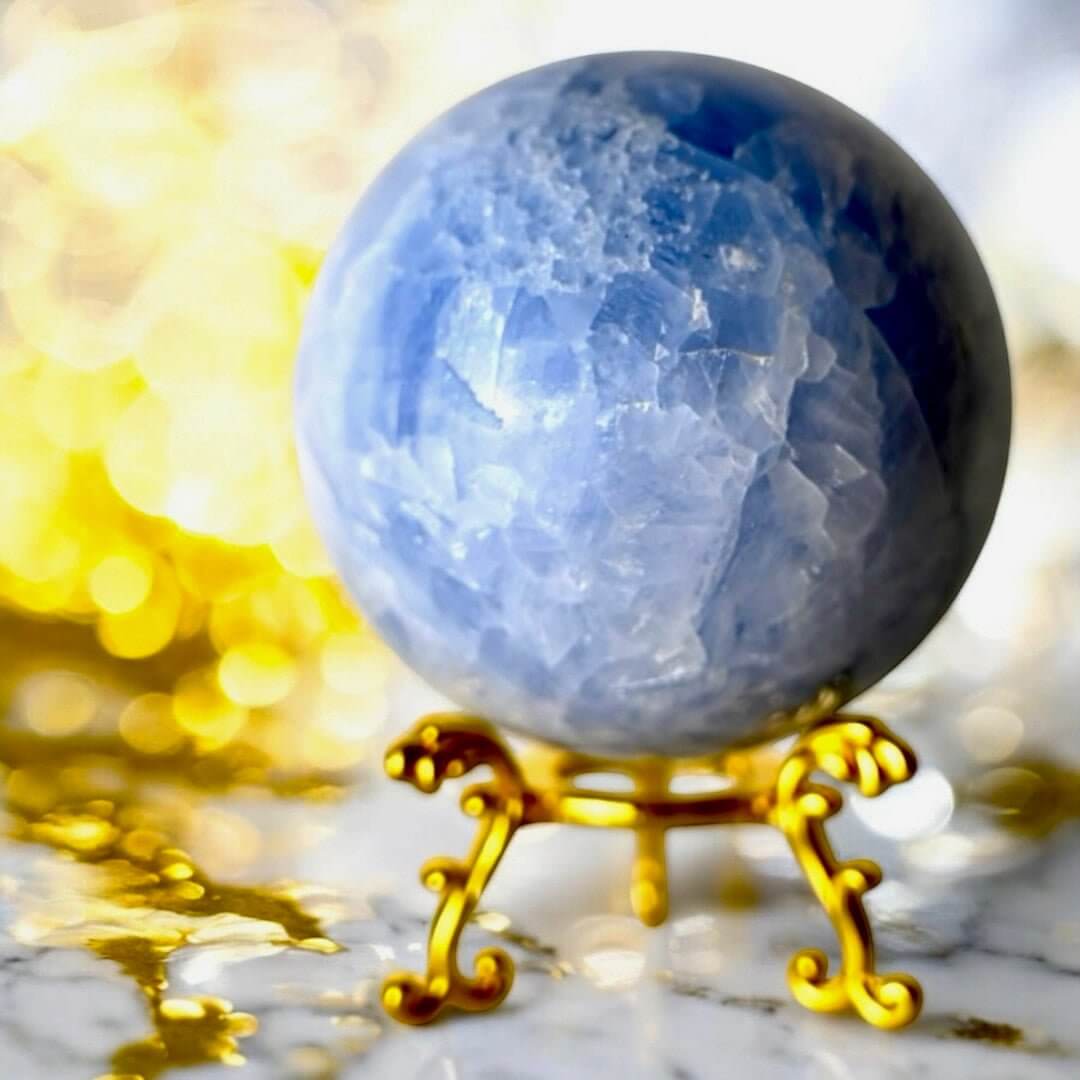 Himmelblaue Celestit Kugel – sanfte Energie für Ruhe und Ausgeglichenheit