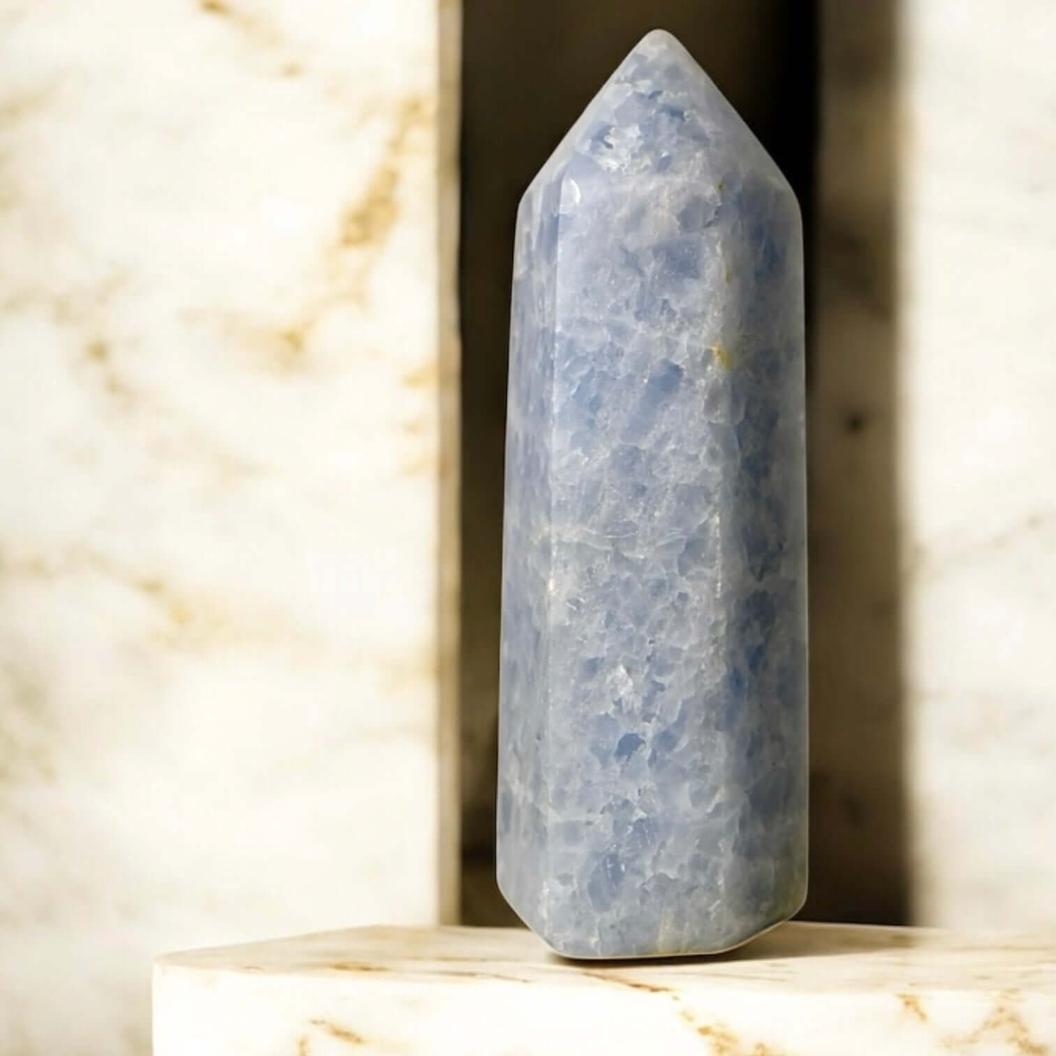 Himmelblauer Celestit Obelisk – strahlt Ruhe und Gelassenheit aus