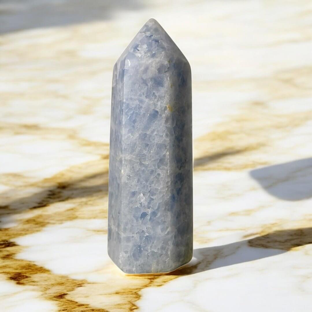 Himmelblauer Celestit Obelisk – strahlt Ruhe und Gelassenheit aus