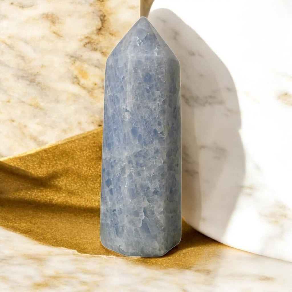 Himmelblauer Celestit Obelisk – strahlt Ruhe und Gelassenheit aus