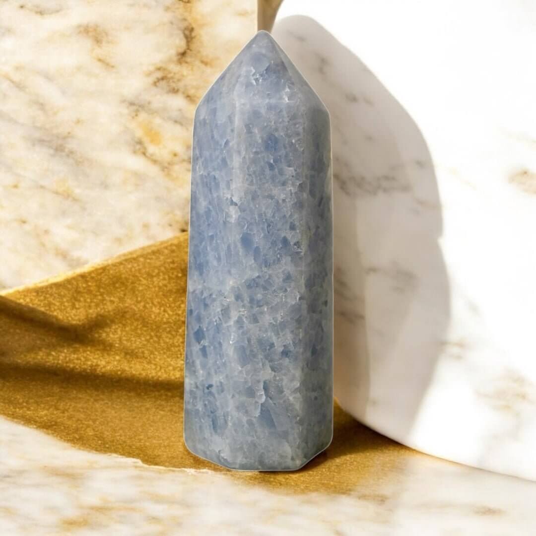 Himmelblauer Celestit Obelisk – strahlt Ruhe und Gelassenheit aus