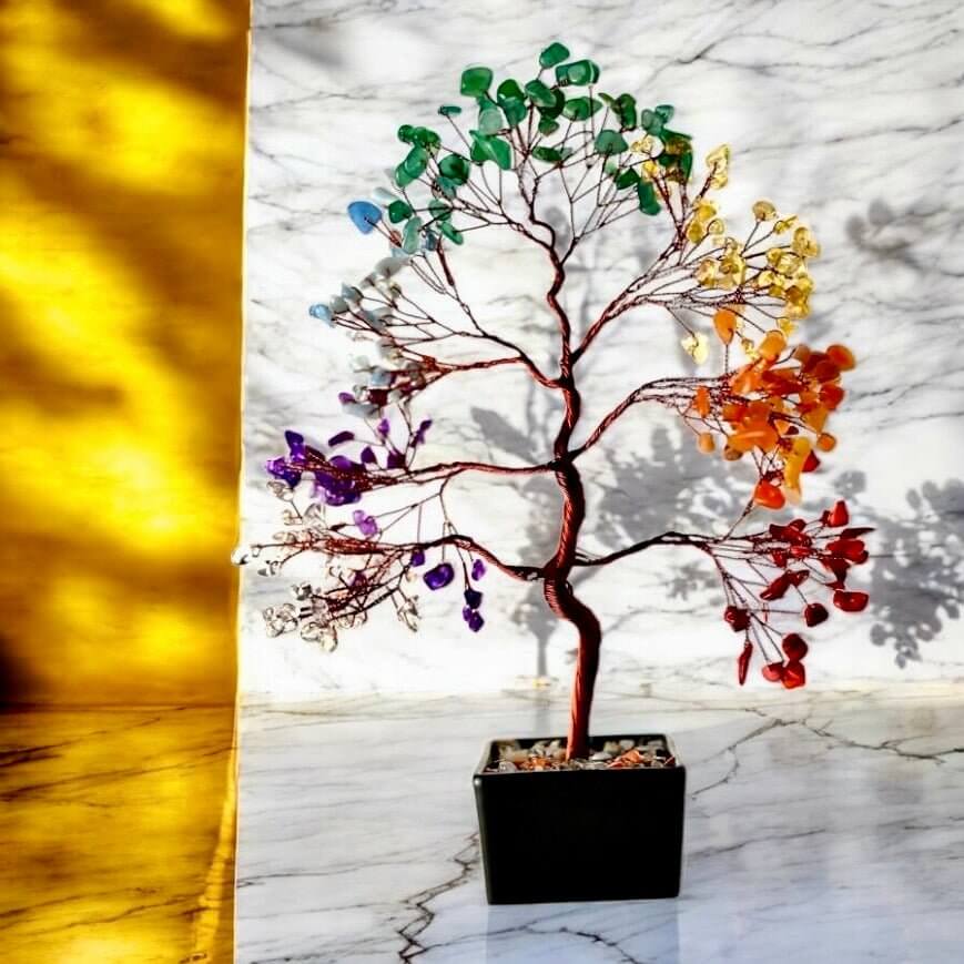 Chakra Baum in schwarzer Keramikschale – Stilvolles Wohnobjekt mit farbenfroher Kraft