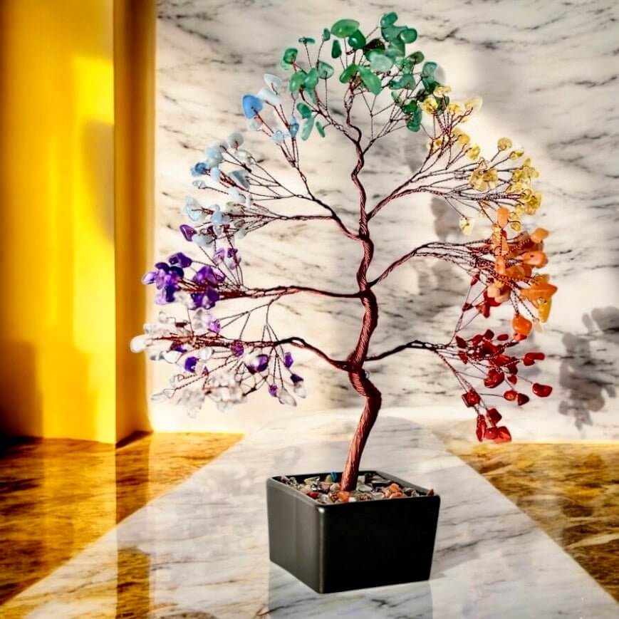 Chakra Baum in schwarzer Keramikschale – Stilvolles Wohnobjekt mit farbenfroher Kraft