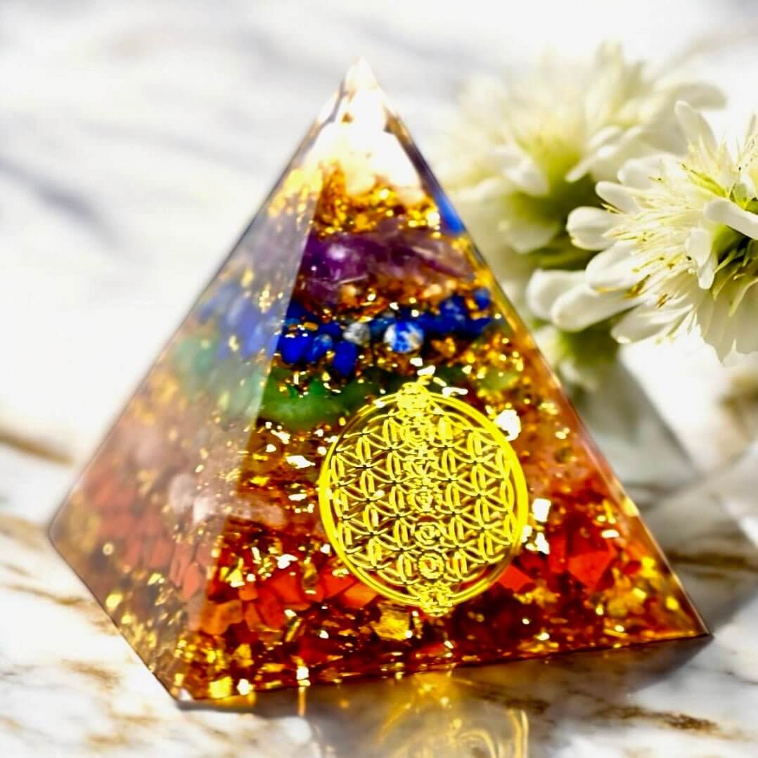 Chakra Pyramide mit weißer Spitze