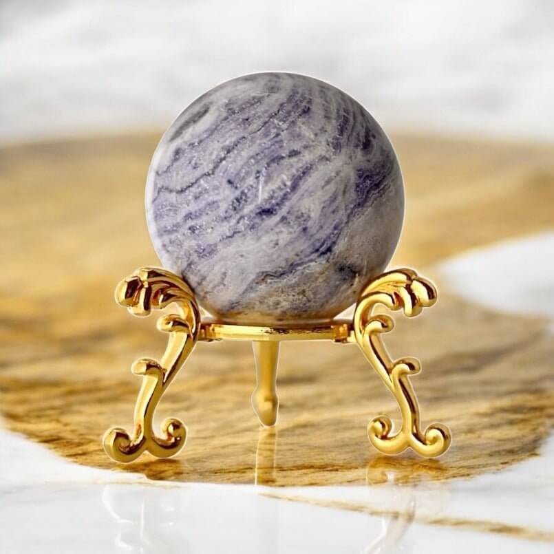 Charoit Kugel – kraftvolles Edelsteinobjekt für Transformation und innere Ruhe