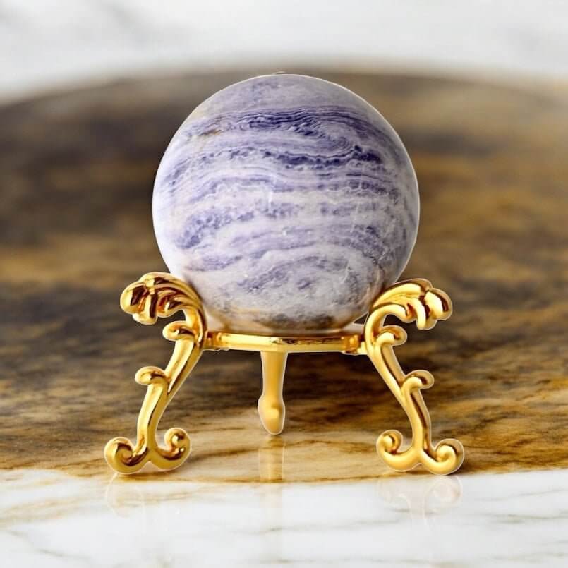 Charoit Kugel – kraftvolles Edelsteinobjekt für Transformation und innere Ruhe