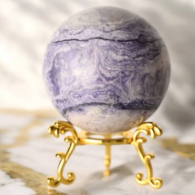 Kugel aus Charoit – Ausdrucksstarkes Naturstück für Balance und Schutz