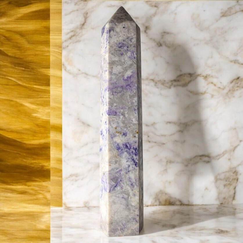 Charoit Obelisk – stilvolles Naturkunstwerk für Energie und innere Stärke