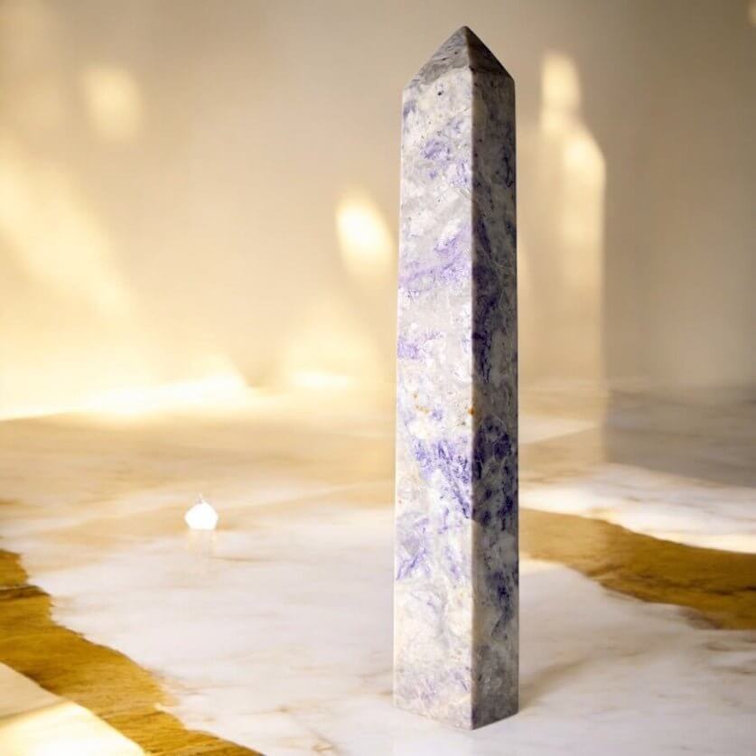 Charoit Obelisk – stilvolles Naturkunstwerk für Energie und innere Stärke