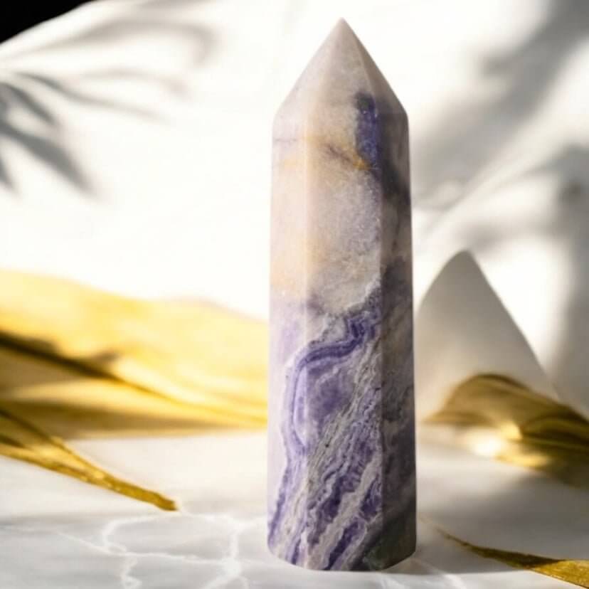 Charoit Obelisk – dekoratives Energiestück für Raum und Meditation