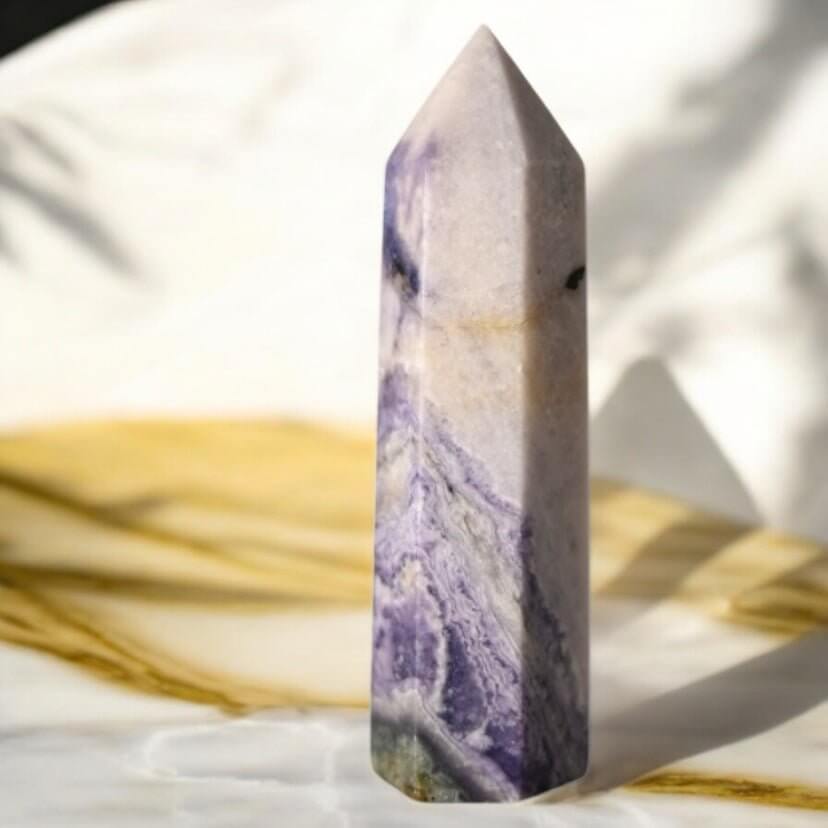 Charoit Obelisk – dekoratives Energiestück für Raum und Meditation