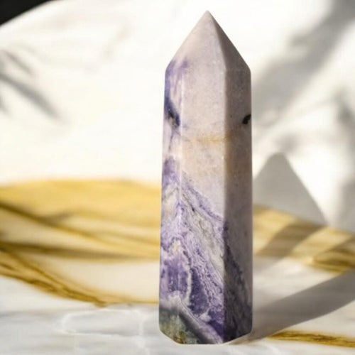 Charoit Obelisk – dekoratives Energiestück für Raum und Meditation