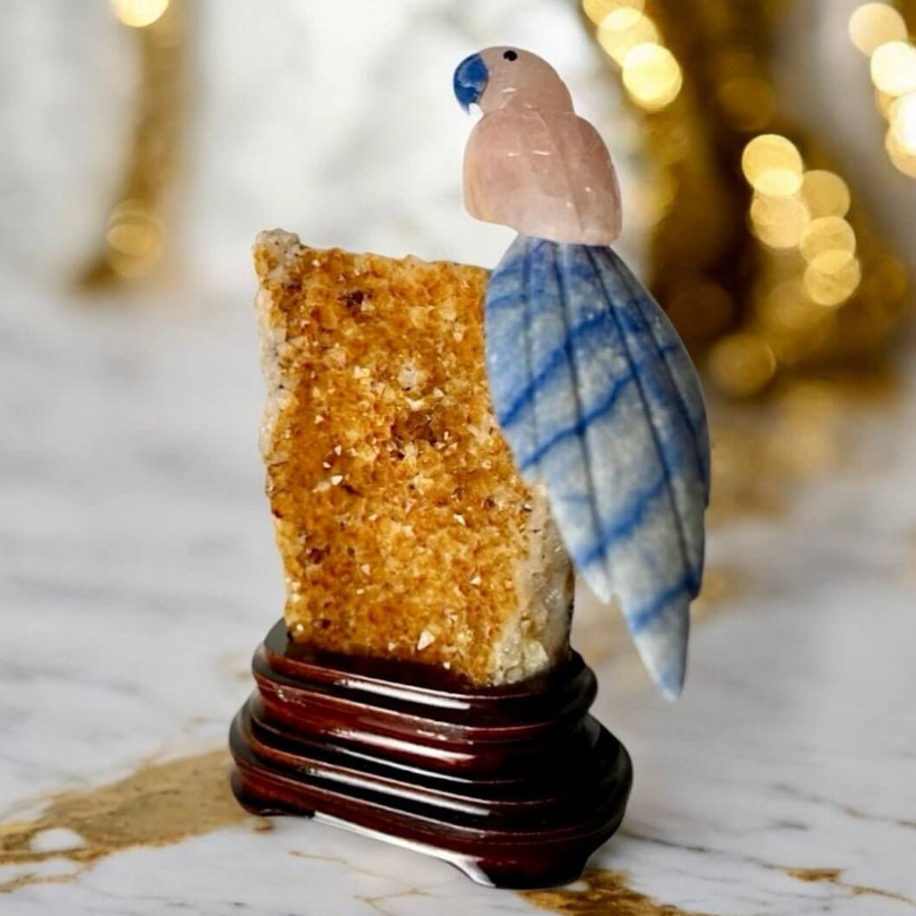 Edelstein-Vogel auf Citrin – Liebevoll gestaltetes Kristallstück für stilvolle Dekoration