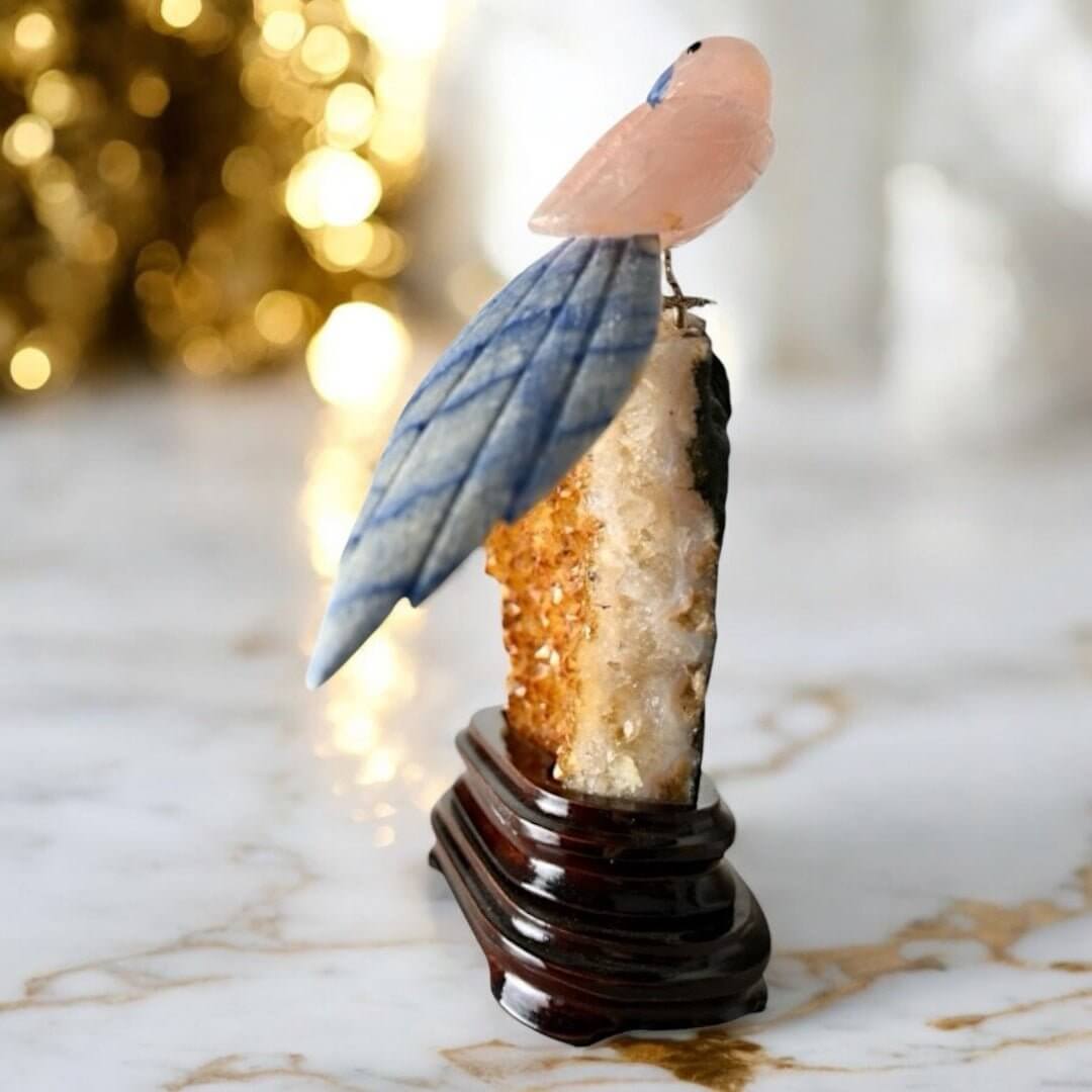 Edelstein-Vogel auf Citrin – Liebevoll gestaltetes Kristallstück für stilvolle Dekoration