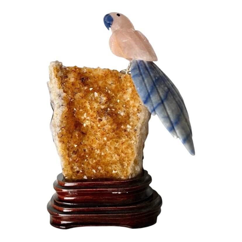 Edelstein-Vogel auf Citrin – Liebevoll gestaltetes Kristallstück für stilvolle Dekoration