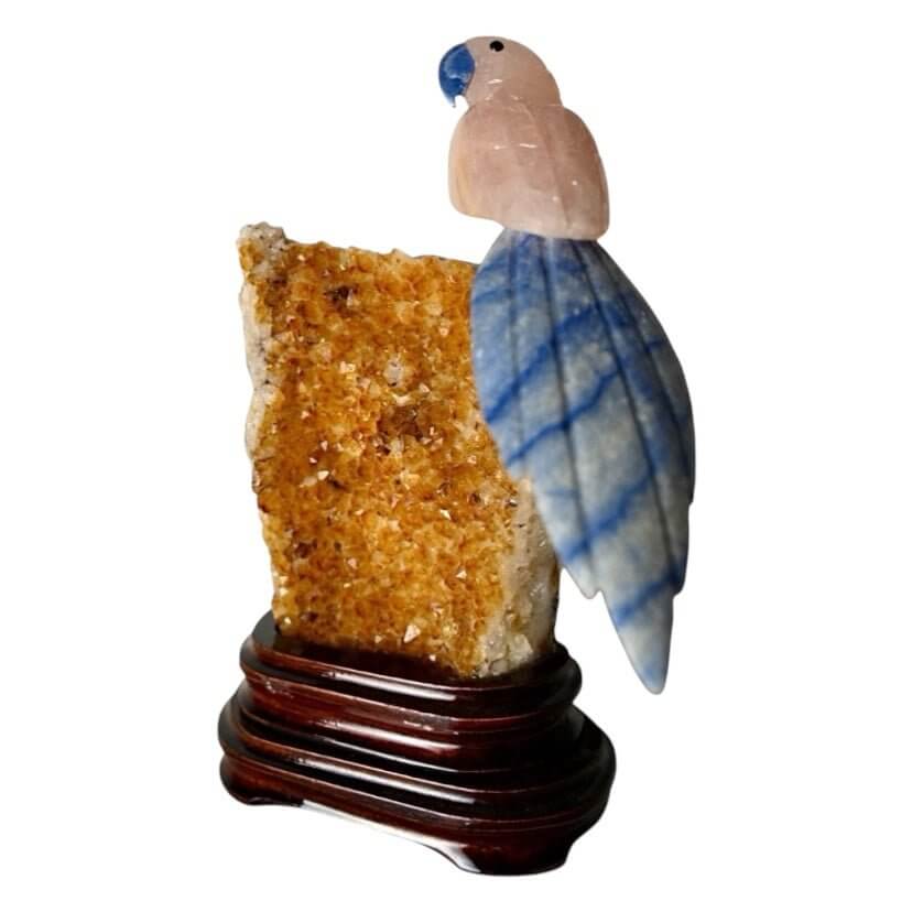 Edelstein-Vogel auf Citrin – Liebevoll gestaltetes Kristallstück für stilvolle Dekoration