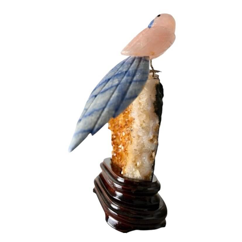 Edelstein-Vogel auf Citrin – Liebevoll gestaltetes Kristallstück für stilvolle Dekoration