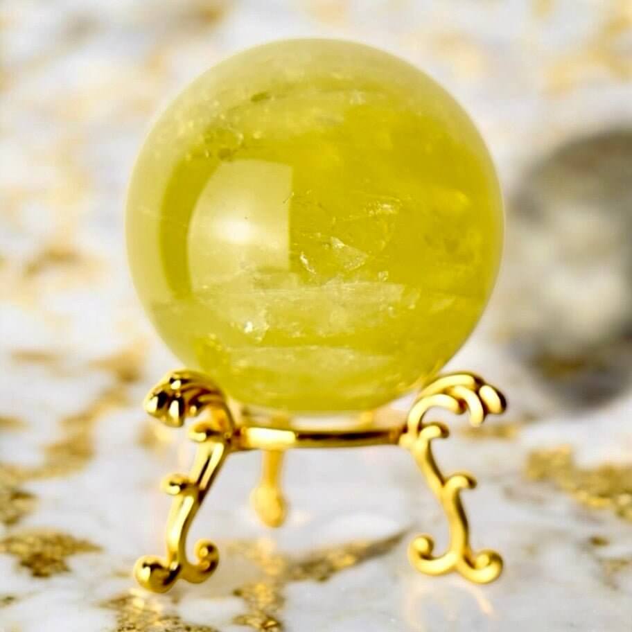 Leuchtende Kugel aus Citrin – stilvolles Highlight für Raum und Geist