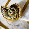 Nautilus-Clutch in Gold – glänzendes Statement-Accessoire