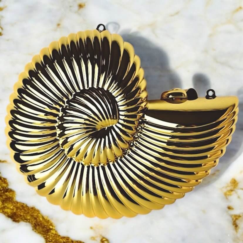 Nautilus-Clutch in Gold – glänzendes Statement-Accessoire