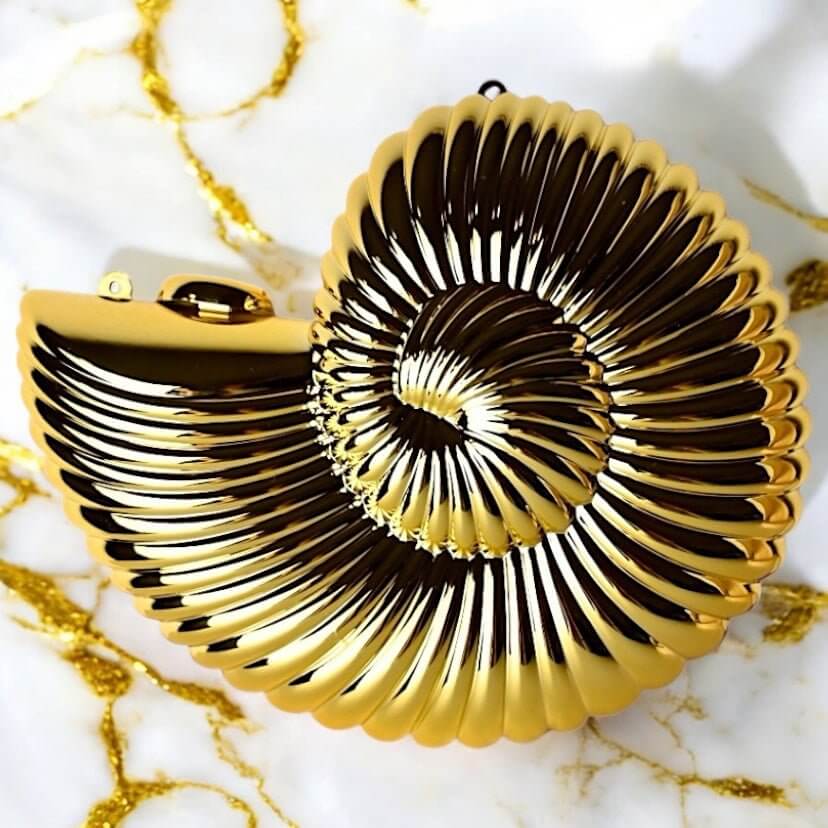 Nautilus-Clutch in Gold – glänzendes Statement-Accessoire