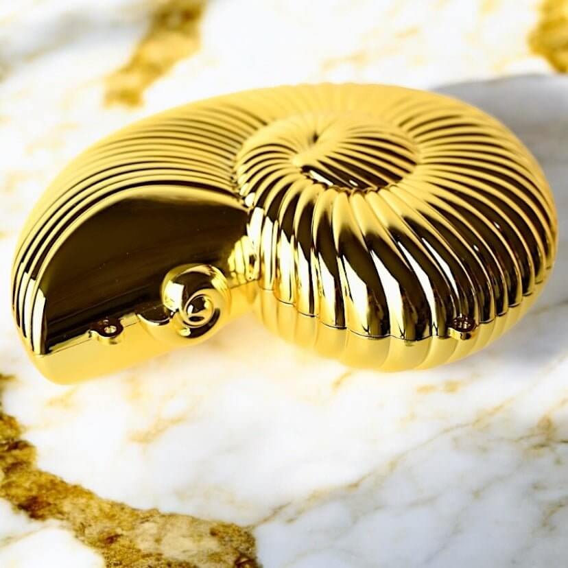 Nautilus-Clutch in Gold – glänzendes Statement-Accessoire