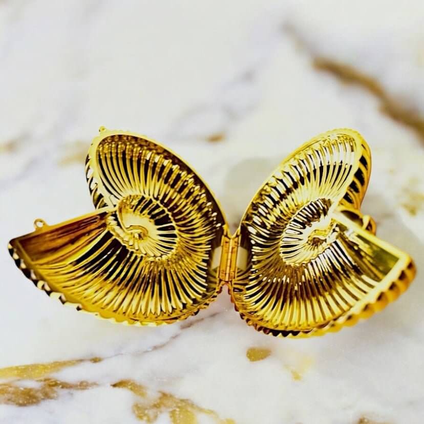 Nautilus-Clutch in Gold – glänzendes Statement-Accessoire