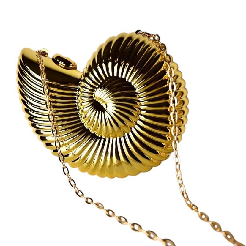 Nautilus-Clutch in Gold – glänzendes Statement-Accessoire