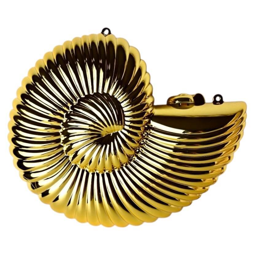 Nautilus-Clutch in Gold – glänzendes Statement-Accessoire