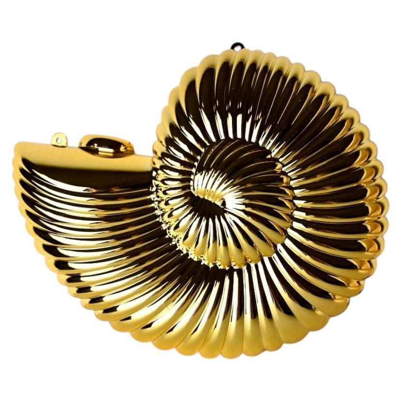 Nautilus-Clutch in Gold – glänzendes Statement-Accessoire