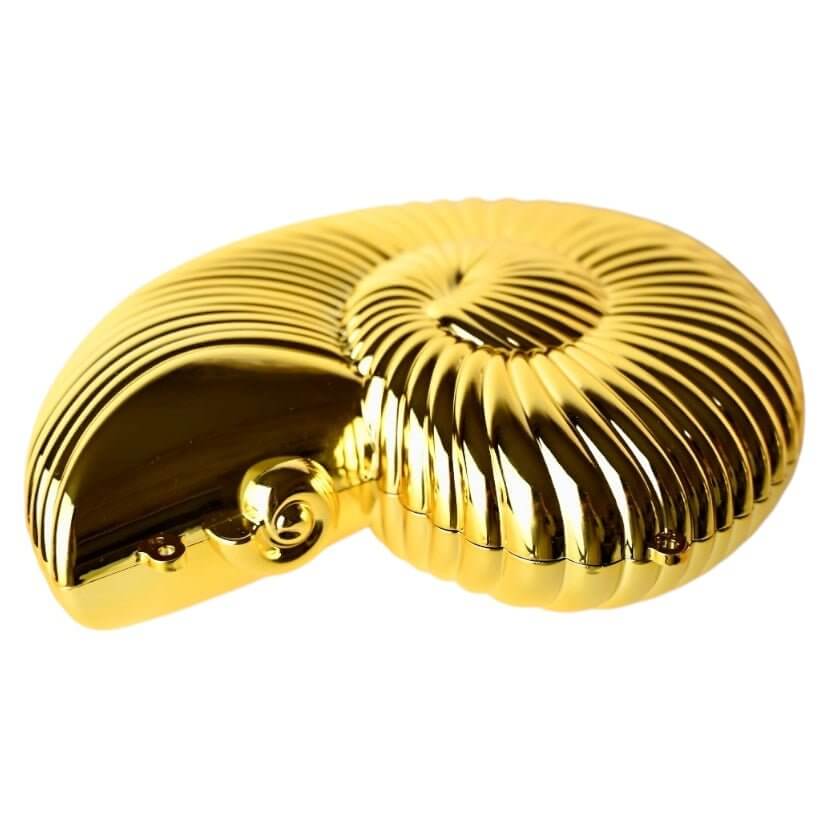 Nautilus-Clutch in Gold – glänzendes Statement-Accessoire