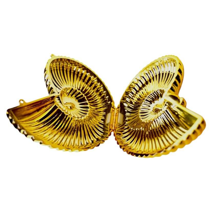 Nautilus-Clutch in Gold – glänzendes Statement-Accessoire