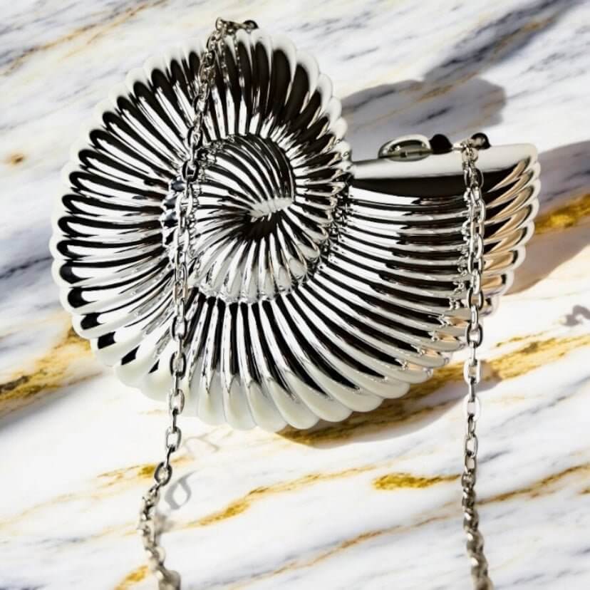 Nautilus-Clutch in Silber – glänzendes Statement-Accessoire