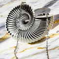 Nautilus-Clutch in Silber – glänzendes Statement-Accessoire