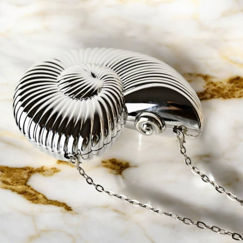 Nautilus-Clutch in Silber – glänzendes Statement-Accessoire