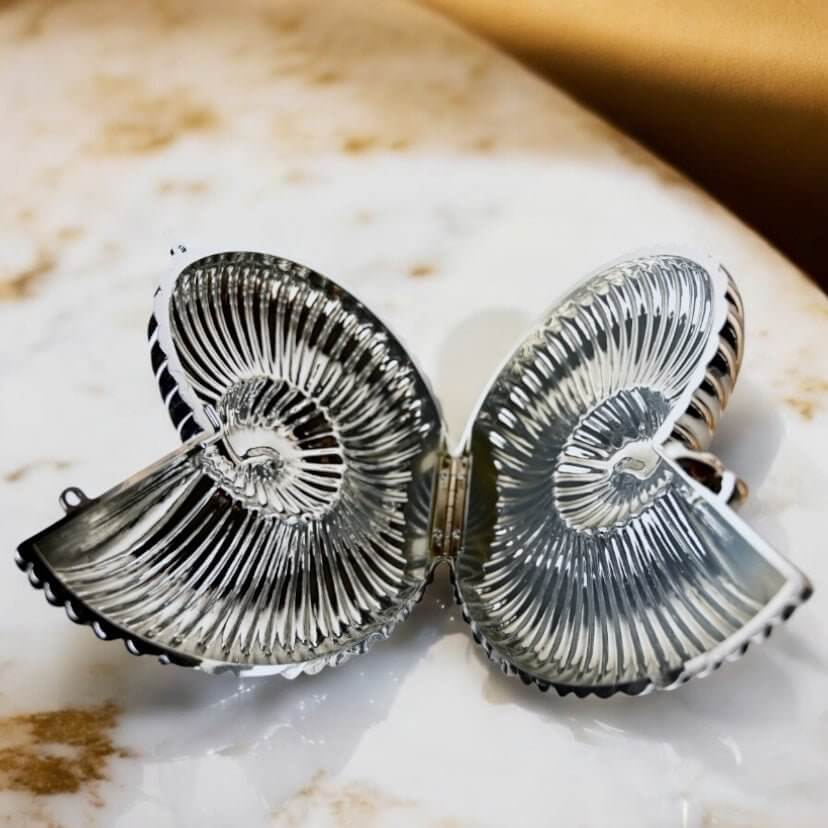Nautilus-Clutch in Silber – glänzendes Statement-Accessoire