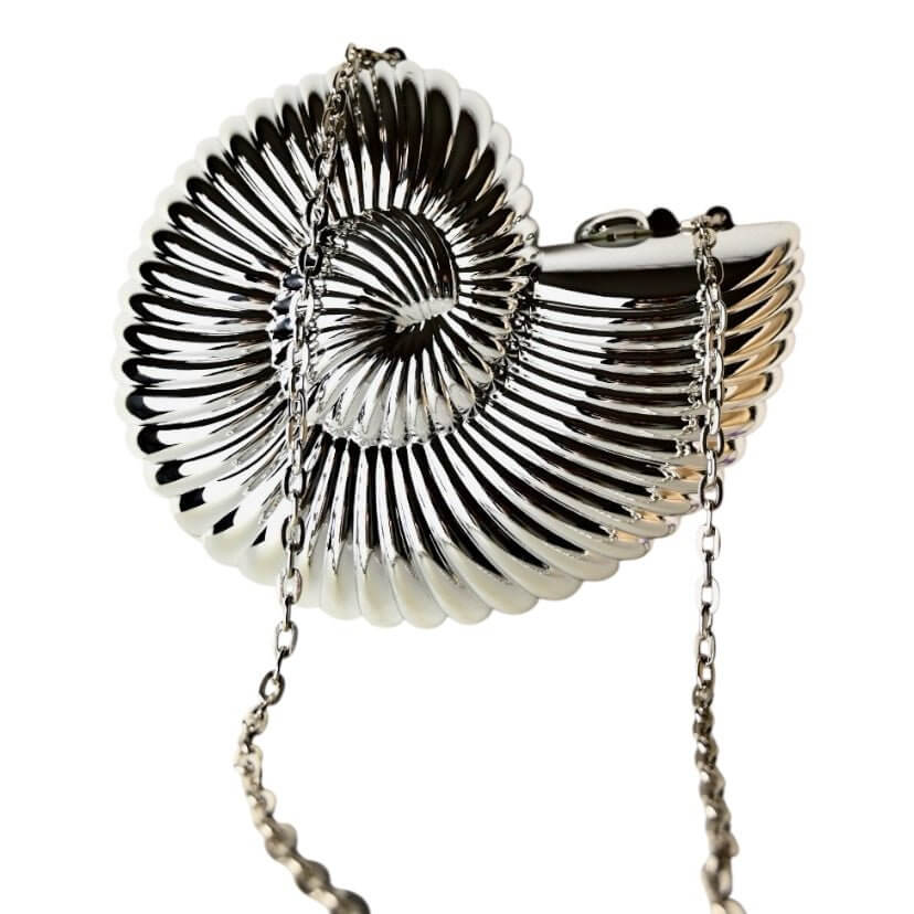 Nautilus-Clutch in Silber – glänzendes Statement-Accessoire