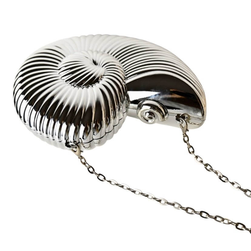 Nautilus-Clutch in Silber – glänzendes Statement-Accessoire