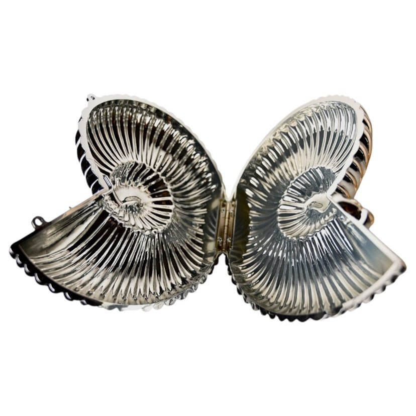 Nautilus-Clutch in Silber – glänzendes Statement-Accessoire