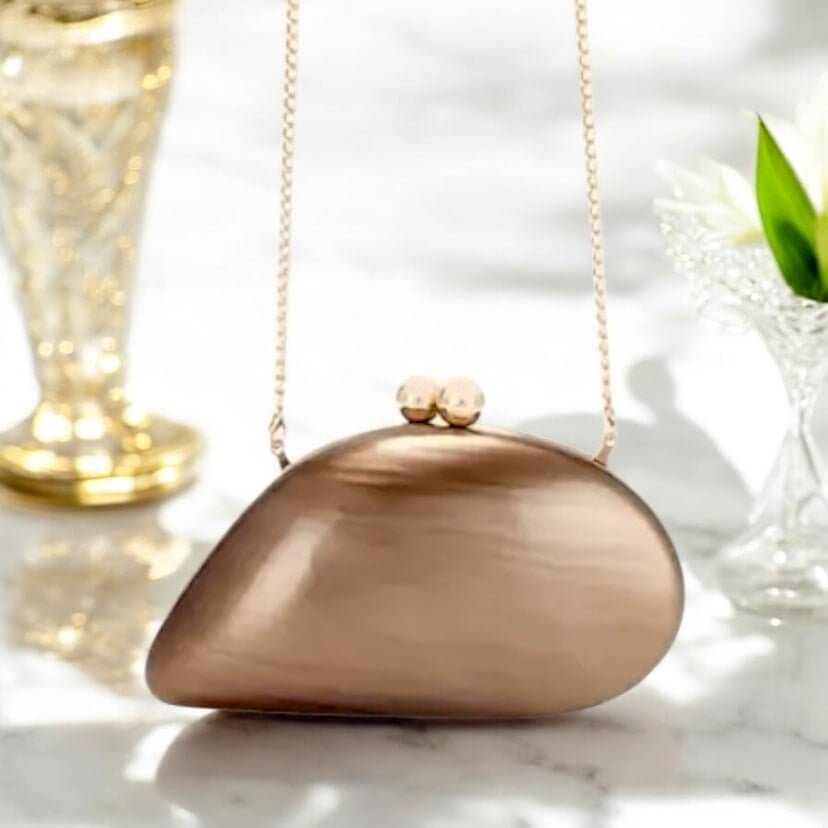 Elegante Perlmutt Clutch in Braun – schimmerndes Highlight für festliche Looks