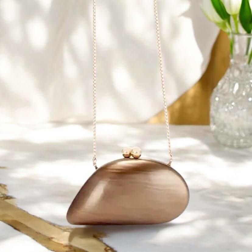 Elegante Perlmutt Clutch in Braun – schimmerndes Highlight für festliche Looks