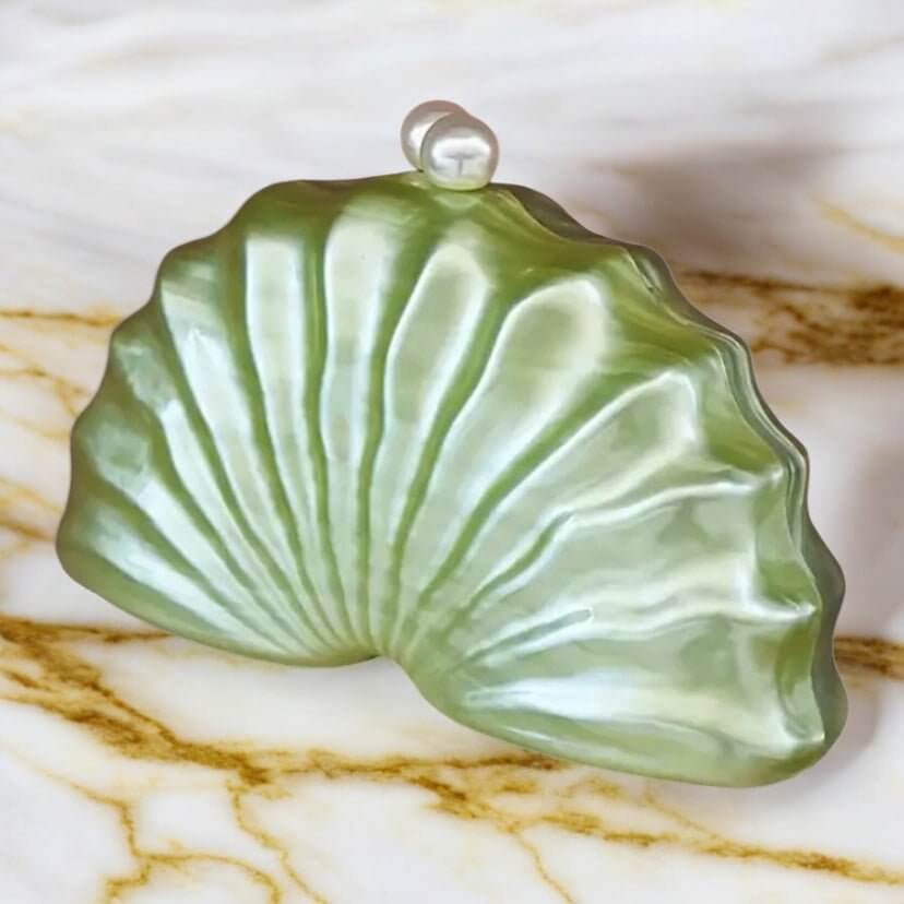 Zauberhafte Perlmutt-Clutch in Grün – elegantes Accessoire für besondere Anlässe